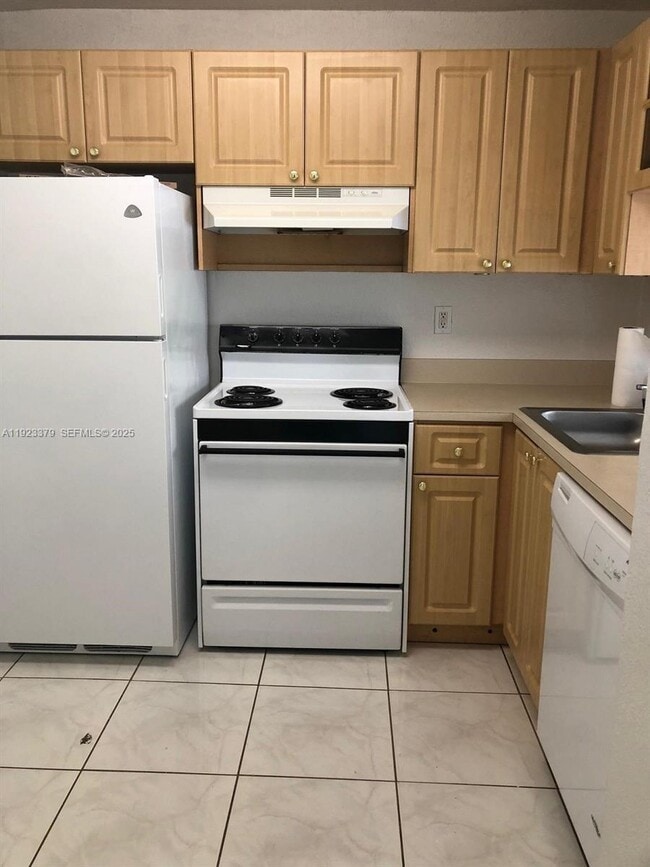 Building Photo - 9360 Fontainebleau Blvd Unit 308