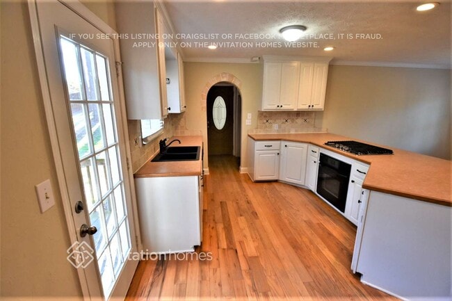 Photo - 695 Bankshire Dr