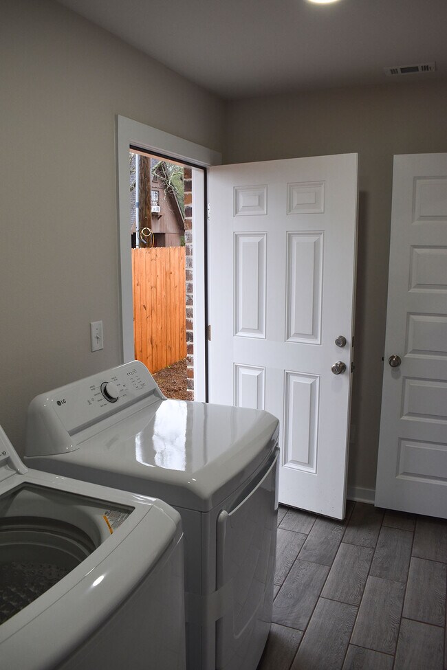 Photo - 130 East Ave