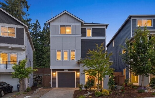 Building Photo - Modern 4-Bed Home in Northshore School District with A/C