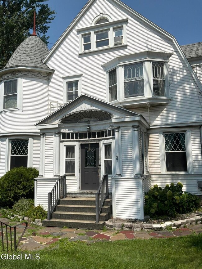Building Photo - 137 Broad St Unit 3