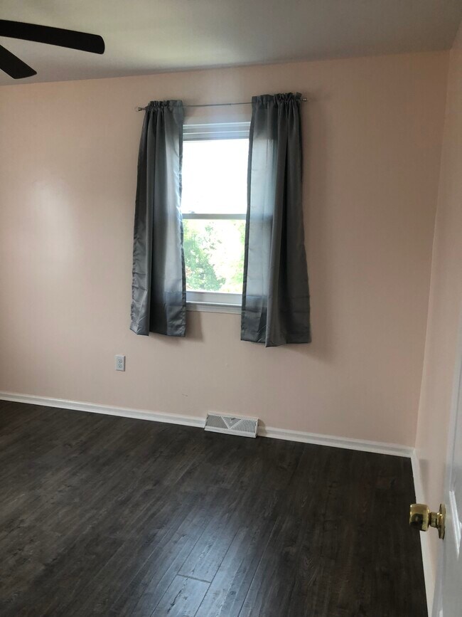 Photo - 4 Bedrooms 2&1/2 Bathrooms