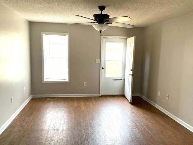 Photo - 382 TURNER St