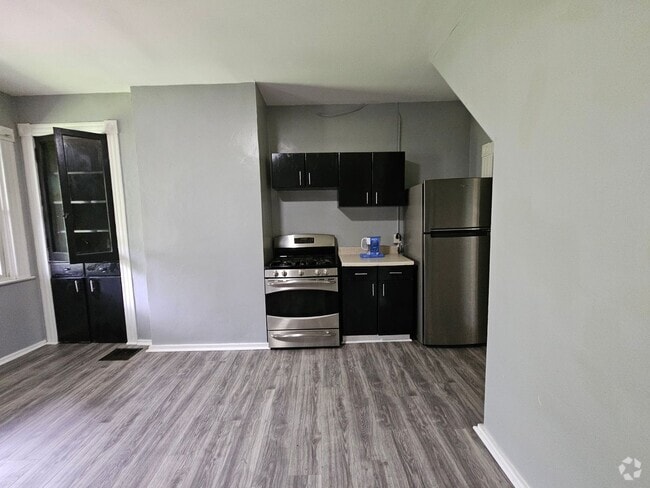 Building Photo - Spacious 3 bedroom 1 bath house for rent i...