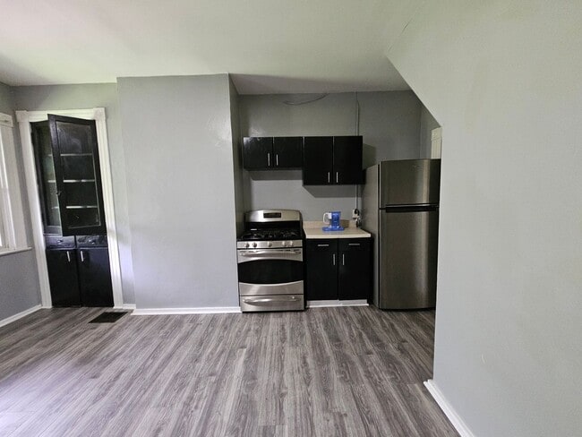 Building Photo - Spacious 3 bedroom 1 bath house for rent i...