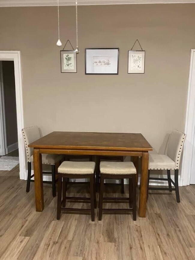 Spacious 5-Bed Home Near UC with In-Unit Laundry