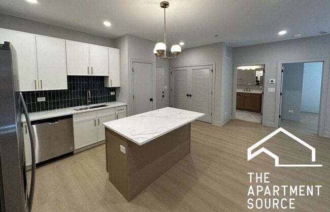 Building Photo - 4104 N Sheridan Rd Rental