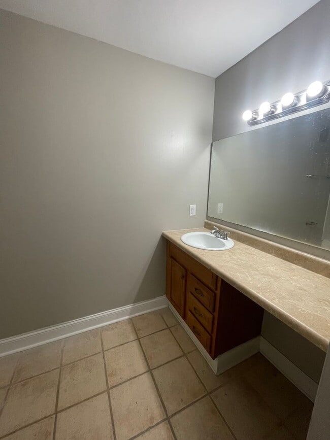 Photo - Welcome to this charming 1-bedroom, 1-bathroom Apartment, located in the vibrant city of Charlott...