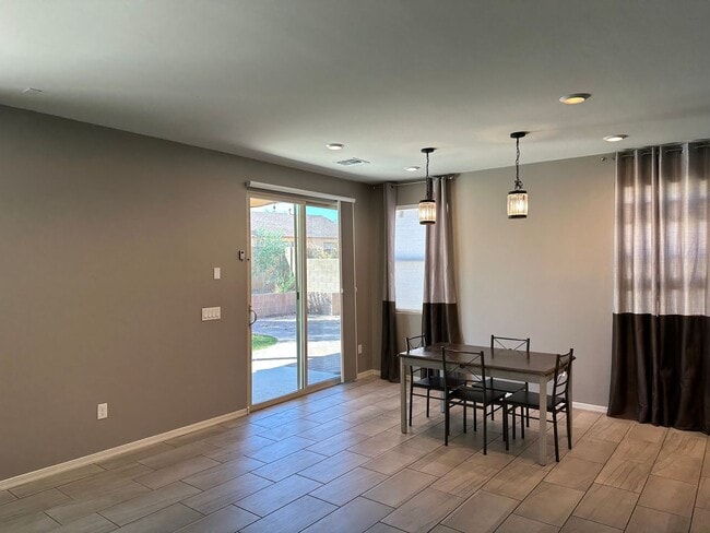 Photo - 1445 W Locke Dr