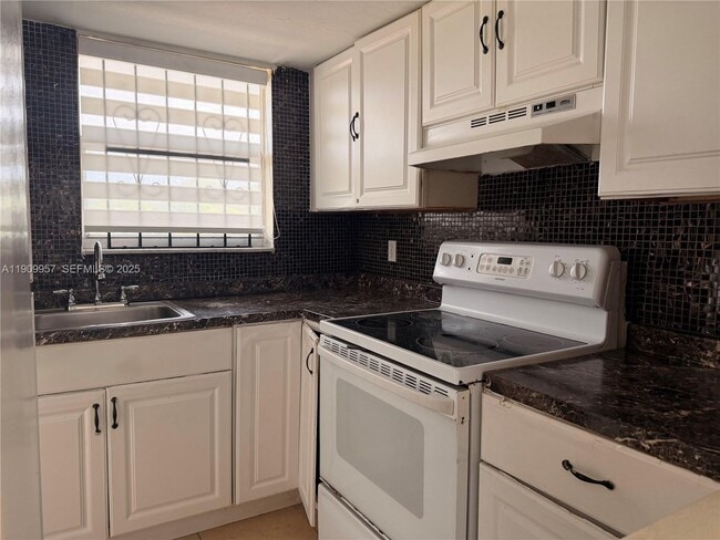 Building Photo - 13725 NE 6th Ave Unit 302