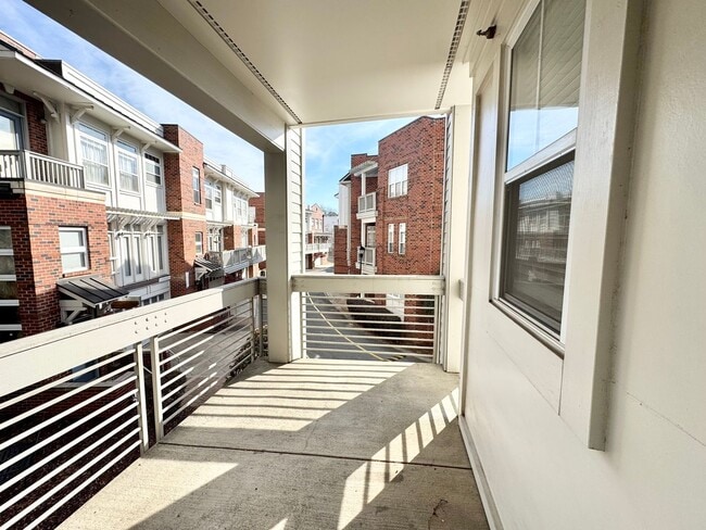 Building Photo - Stylish 1-Bedroom Corner Unit with Balcony – Minutes from Uptown Charlotte! Only $1,595!