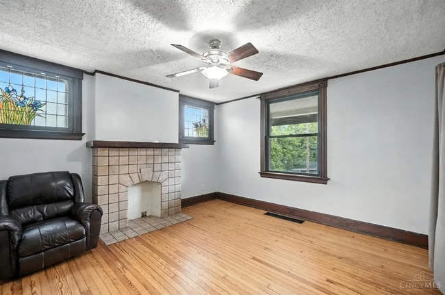 Photo - 348 Volkert St