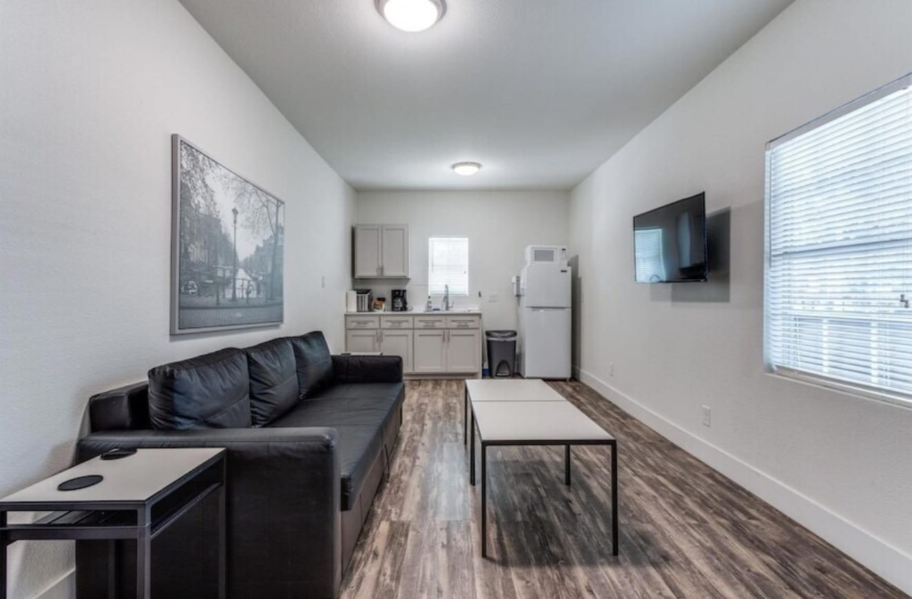 Photo - 735 W 10th St