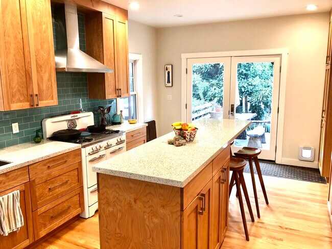 Photo - 419 Vernon St