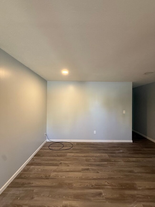 Photo - REMODELED 2 BEDROOM E.185TH/LAKE SHORE BLVD. Unit 14