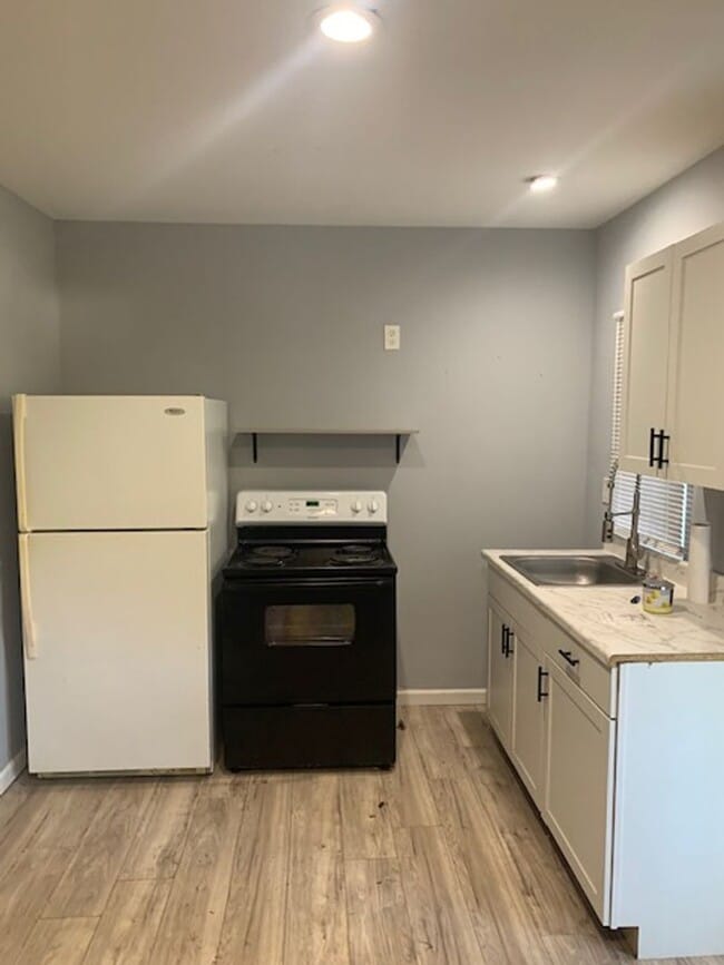 Photo - heat/air stove refrigerator/near downtown
