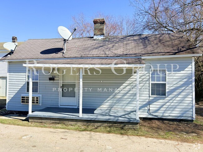 Building Photo - 851 Elm St Rental