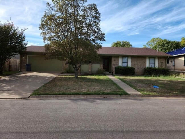 Photo - 208 Erin Dr House