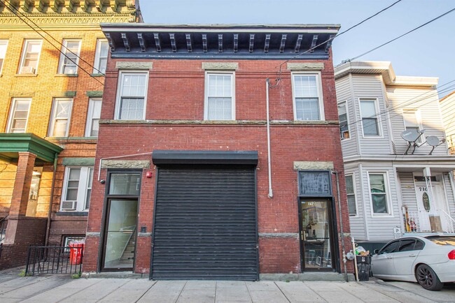 Building Photo - 712 22nd St Unit 2