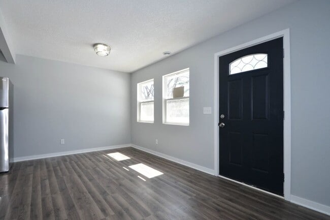 Photo - 681 Glencoe St NE