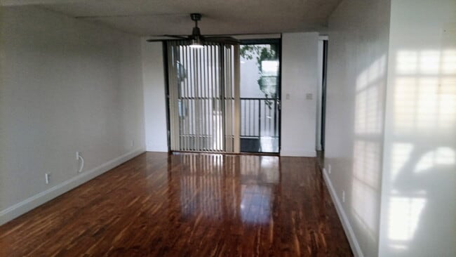 Building Photo - 3550 Blue Lake Dr Unit 405