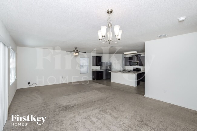 Photo - 374 Sauders Rd SE