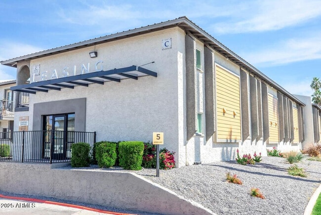 Building Photo - 2936 E Indian School Rd Unit ST