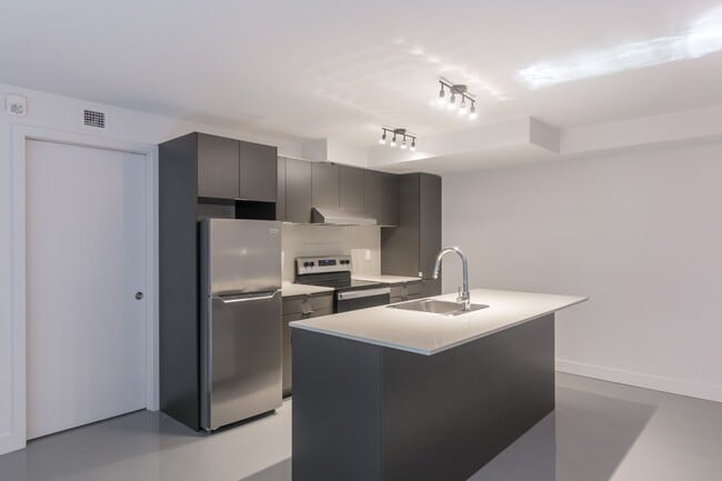 Building Photo - 4350 Hotel-De-Ville Unit 106