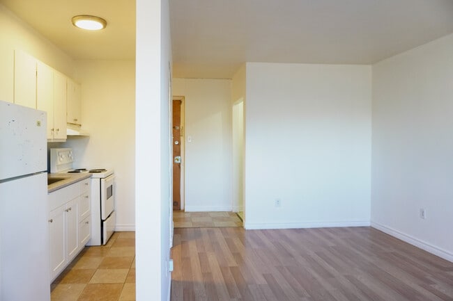 Building Photo - 2448 Carling Ave Unit 106