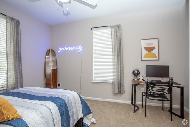 2BR, 2BA - 888SF - Bedroom