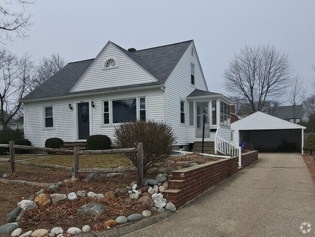 Building Photo - Charming 4-Bedroom Home for Rent in Manche...