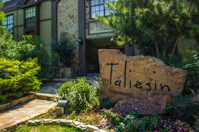 Entrada principal de Taliesin - Taliesin Apartments