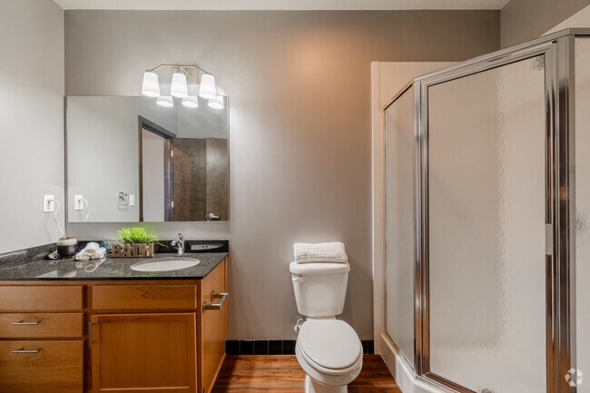 1BR, 1BA - 935SF - Bathroom - Colorado Derby Lofts