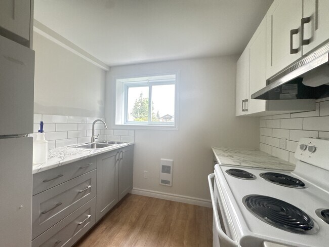 Photo - 668 Lalonde St Unit 2 (668 side) lower