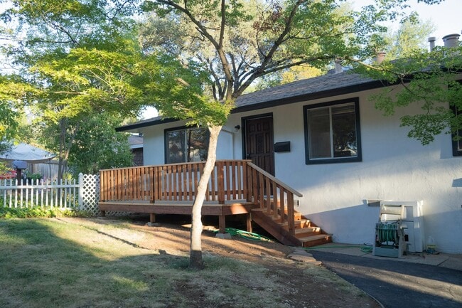 Building Photo - 356 Chamberlain Ave Rental