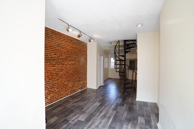 Photo - 2133 Division St