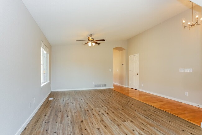 Photo - 4938 Dillon St