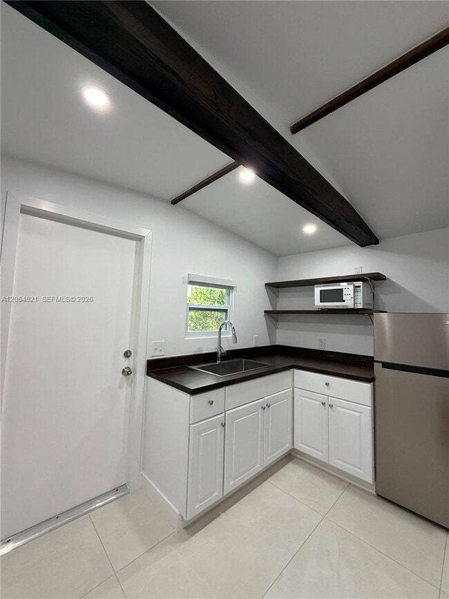 Building Photo - 1400 SW 29th Ave Unit 1