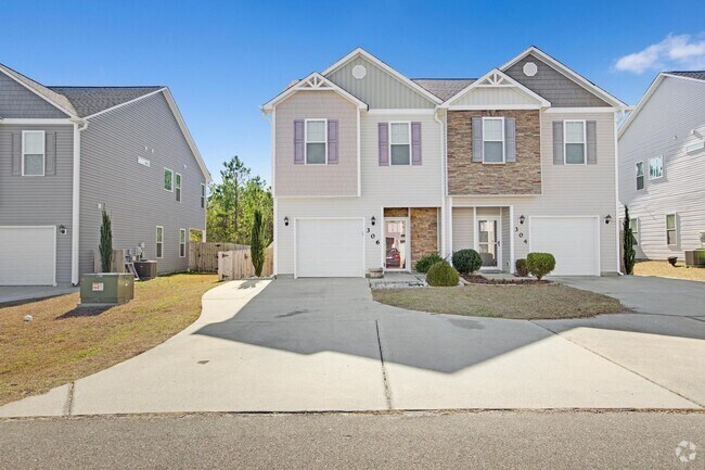 Building Photo - Townhome with Screened Porch!
