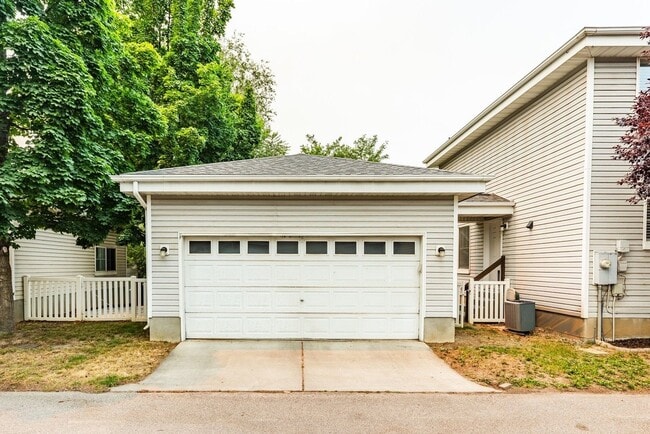 Photo - 857 W 200 S