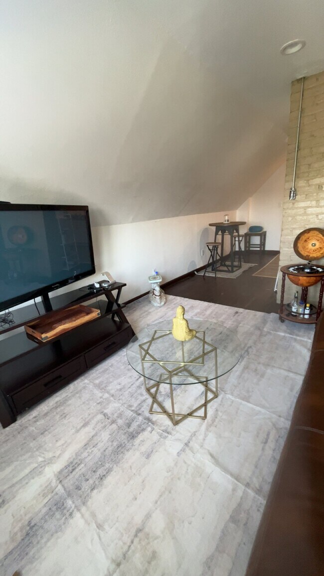 Photo - 3454 E 76th St Unit 3rd/1bd