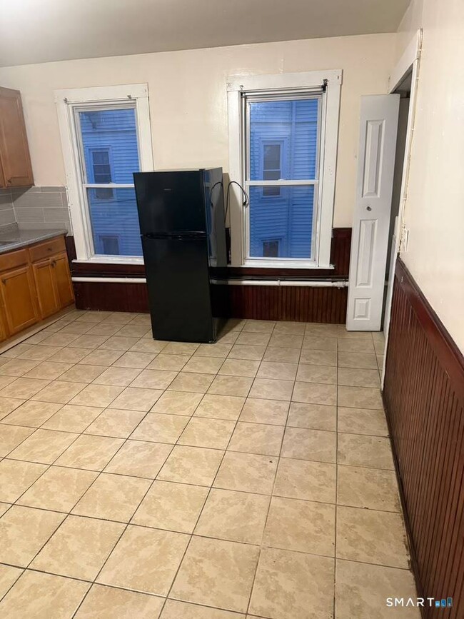 Photo - 727 East St