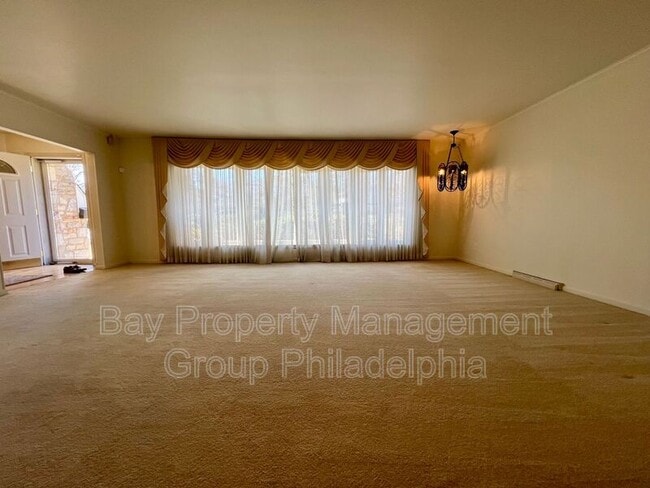 Photo - 303 Hedgerow Ln