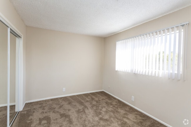 1 BR, 1 BA - 594 SF