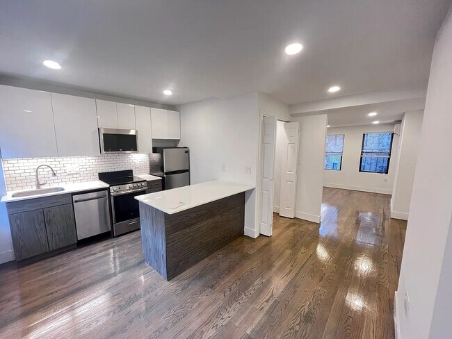 Building Photo - No Brokers Fee, No Security Deposit, In-Un... Rental