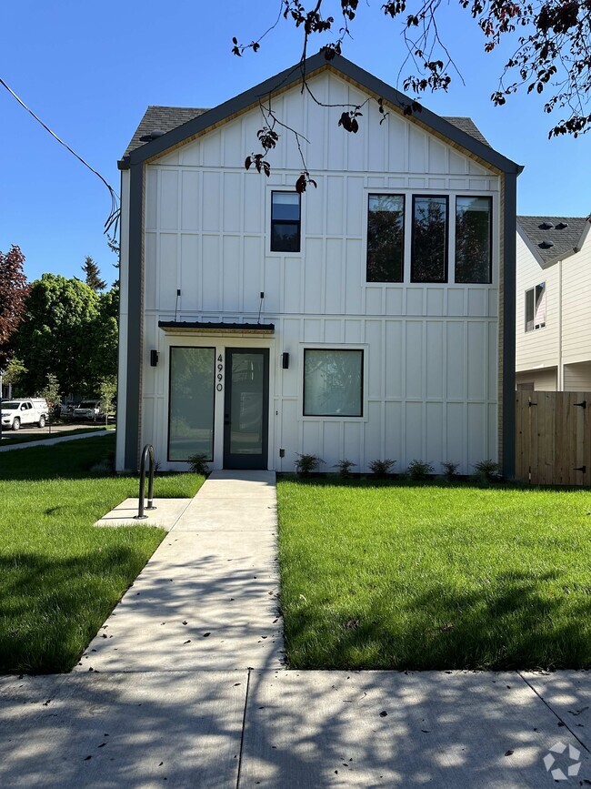 Building Photo - 4990 SE Ogden St Rental