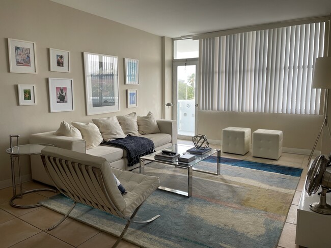 Building Photo - 7441 Wayne Ave Unit 4K