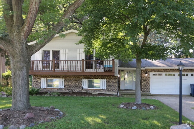 Building Photo - 1401 Hillside Ln Rental