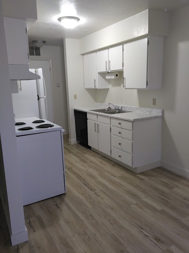 Building Photo - 90 S Valley Dr Rental