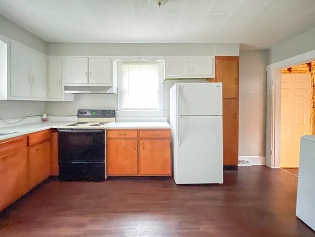 Photo - PRELEASING for AUGUST! Close to Campus: Dishwasher and Washer/Dryer Included